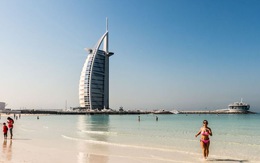 UAE lần đầu tiên cho phép uống rượu và ‘ăn cơm trước kẻng’