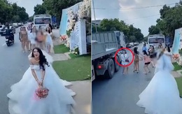 Mải mê bắt hoa cưới ngoài đường, cô gái suýt bị container tông
