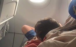 Cô gái bực bội vì đứa trẻ 'cướp' chỗ ngồi cạnh cửa sổ trên máy bay