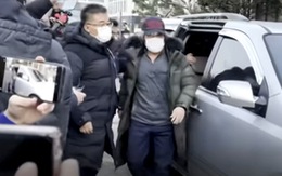 Kẻ ấu dâm Hàn Quốc Cho Doo Soon bị ném trứng thối ngày ra tù