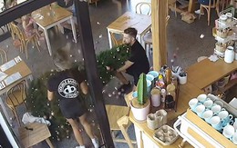 Chàng trai phản xạ cực nhanh, nhảy qua bàn đỡ cây thông Noel bị đổ
