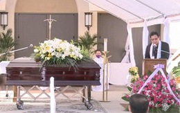 Vợ danh hài Chí Tài ôm di ảnh chồng trong tang lễ
