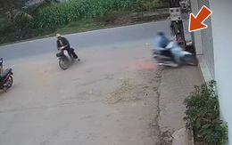 Thanh niên tông xe máy vào cửa nhà dân khi tránh người qua đường