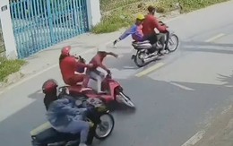Cô gái đi xe máy bị cướp giật túi xách ngã trượt dài trên đường