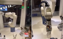 Robot "diễn sâu" khi giải rubik