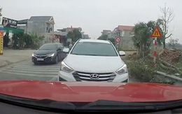 Tài xế ôtô vượt ẩu còn 'giận dỗi' bỏ xe giữa đường khi bị chặn đầu
