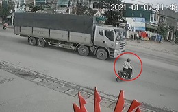 Người đàn ông drift xe máy tránh ôtô tải vượt đèn đỏ