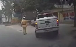 Tài xế ôtô vượt ẩu bị cảnh sát giao thông tuýt còi
