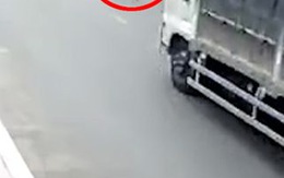 Xe tải phanh cháy đường khi người đàn ông lao ra chặn đầu ăn vạ