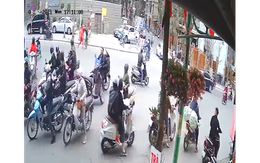 Hai thanh niên dựng xe máy giữa ngã tư 'tỉ thí võ công'