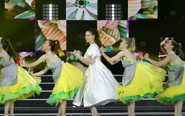 Hồ Ngọc Hà mang vũ điệu 'chổi lông gà' lên sân khấu Gala nhạc Việt