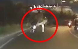 Thanh niên ngã nhào khi CSGT dùng chân chặn xe máy