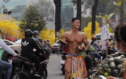 'Mai An Tiêm' cơ bắp cuồn cuộn bán dưa hấu Long An giữa phố Sài Gòn