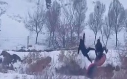 Chàng trai ngã 'dập mông' khi chơi trò trượt tuyết