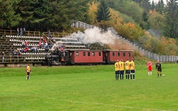 Đội bóng cho tàu hỏa chạy trong sân vận động