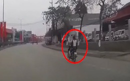 Hai nữ quái xế vừa phóng xe máy vun vút vừa đổi lái
