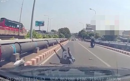 Dừng xe máy giữa cầu để nhặt tiền rơi, người đàn ông bị ôtô tông