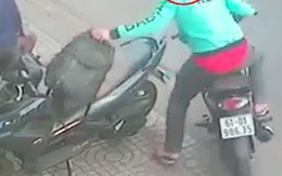 Chàng trai thẩn thờ khi bị tên cướp giật ba lô