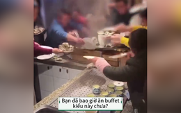 Ăn buffet, thực khách Trung Quốc giành hải sản như 'đánh trận'