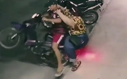 Chàng trai không kiểm soát được xe máy vì chở cô gái quá khổ