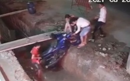 Chàng trai chạy Exciter ngã xuống mương vì vặn ga không dứt khoát