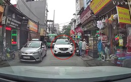 Tài xế dừng ôtô ngược chiều để mua đồ gây kẹt xe