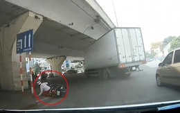 Cô gái đi xe máy giật mình ngã xuống đường khi ôtô tải nổ lốp