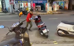 Chàng trai dắt xe máy điêu luyện