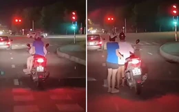 Hai cô gái đi SH 'ngượng chín mặt' khi chống được xe chờ đèn đỏ
