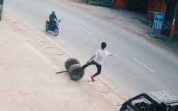 Chàng trai ‘phi thân’ cản bánh ôtô cứu họa cho người đi đường