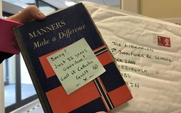 Trả lại sách thư viện sau khi mượn lố… 32 năm