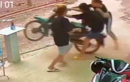 3 cô gái nghịch dại làm xe máy bốc đầu, tông vỡ bát hương