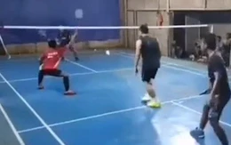 Tay vợt nhẹ nhàng bắt bài đối thủ, ghi điểm siêu hài hước