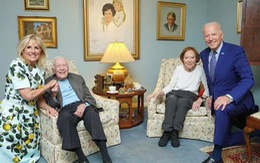 Vợ chồng ông Biden bất ngờ ‘to khổng lồ’ trong ảnh chụp