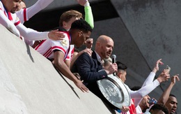 Chủ câu lạc bộ Ajax nung chảy cúp vô địch, đúc sao bạc tặng fan