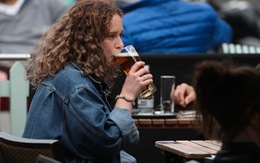Chuyên gia tài chính Anh kêu gọi uống bia để vực dậy kinh tế