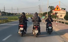 3 'nữ ninja' chạy xe máy dàn hàng ngang 'buôn chuyện' hàng cây số