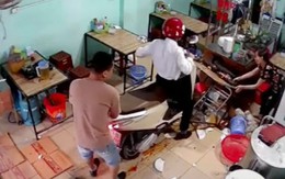 Sáng sớm, vợ chồng chủ quán hú hồn với vị khách 'mở hàng'
