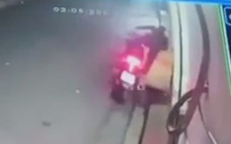 Thanh niên chạy xe máy ôm cua ngã lọt vào thùng xốp