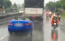 Lexus mui trần đội mưa chạy trên đường