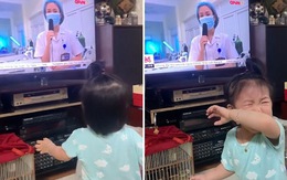 Em bé giơ tay đòi bế khi thấy mẹ đi chống dịch xuất hiện trên tivi