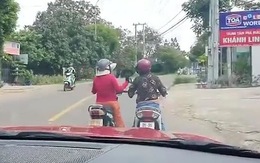 Tài xế ôtô 'bó tay' với 2 nữ ninja đi xe máy buôn dưa lê giữa đường