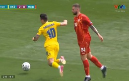 Cầu thủ Ukraine ăn vạ để kiếm penalty bị trọng tại cho thẻ vàng
