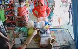 Chủ tạp hóa quyết không bán hàng cho nữ khách không đeo khẩu trang