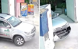 Tài xế lùi ôtô va vào tường dù cổng rộng