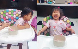 Bé gái giận dỗi khi bị hai anh chị bày mưu lấy mất cây kem