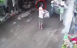 Người đàn ông đi vứt rác 'đứng hình' trước hành động chị lao công