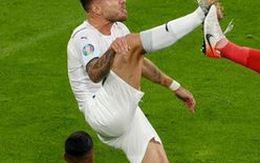 Cầu thủ Ý xứng danh kịch sĩ, đang ăn vạ rồi bật dậy mừng bàn thắng