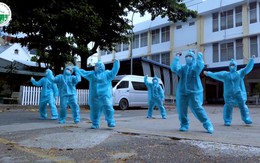 Y bác sĩ nhảy múa vui nhộn trước khi đi lấy mẫu xét nghiệm