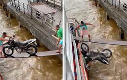 Người đàn ông nổi quạu khi dắt xe máy lên thuyền bị rớt xuống sông